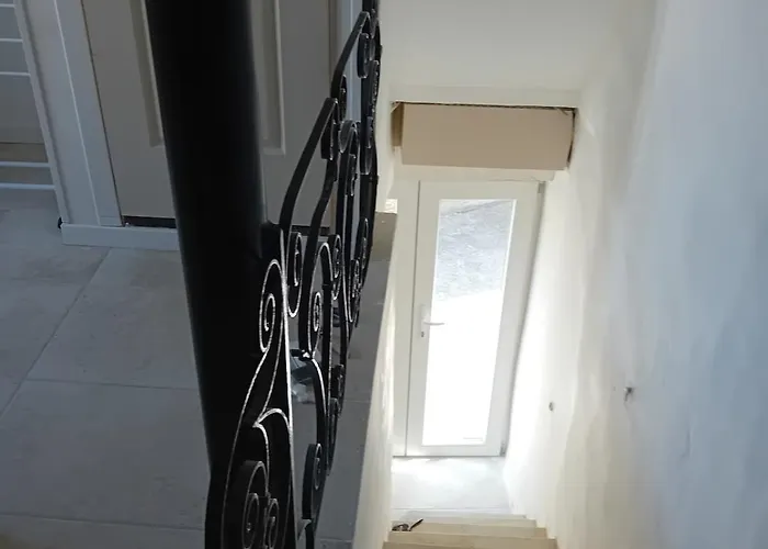 Hosted By Francoise Feriehus *